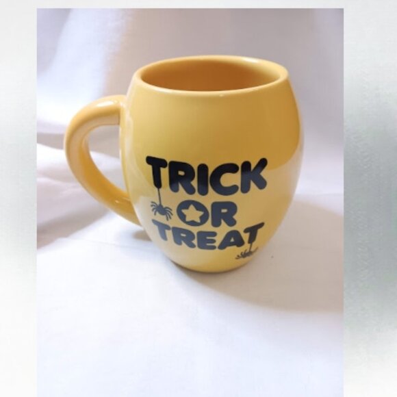 Hello Kitty yellow Halloween spider mug - Picture 2 of 5